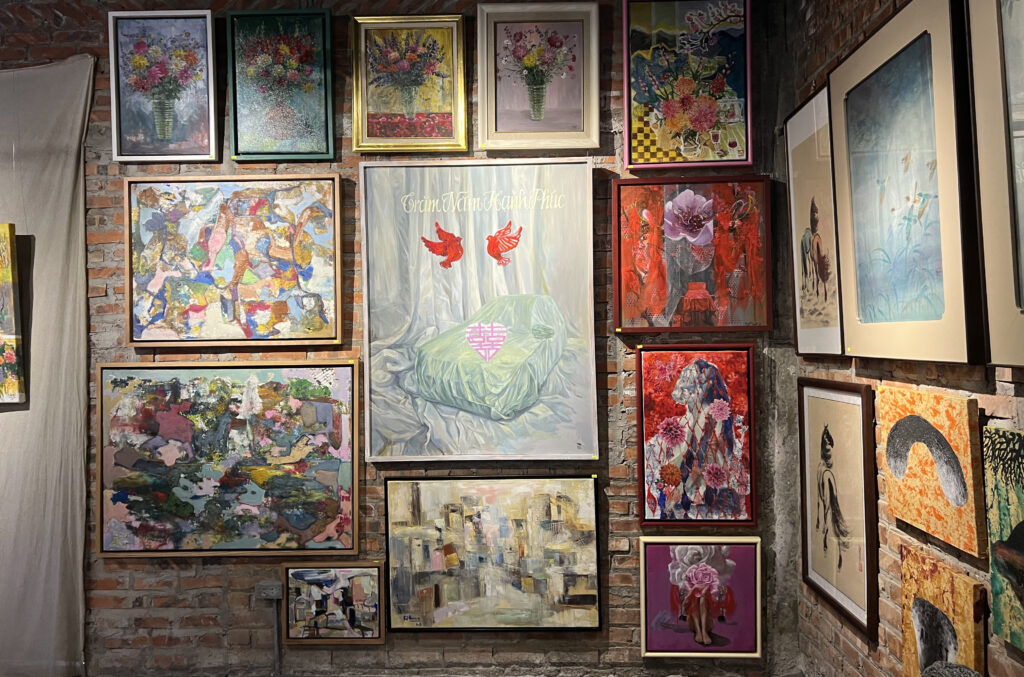 Các tác phẩm tranh đa chất liệu của nhiều họa sĩ cùng khoe sắc.