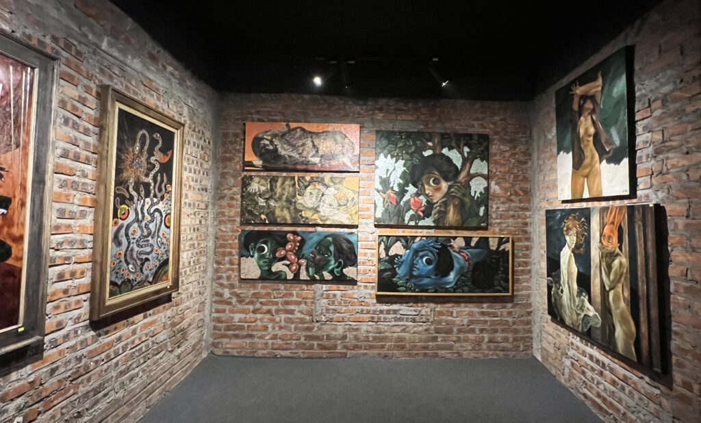 Trên nền tường gạch mộc mạc, các tác phẩm được bày chỉn chu.