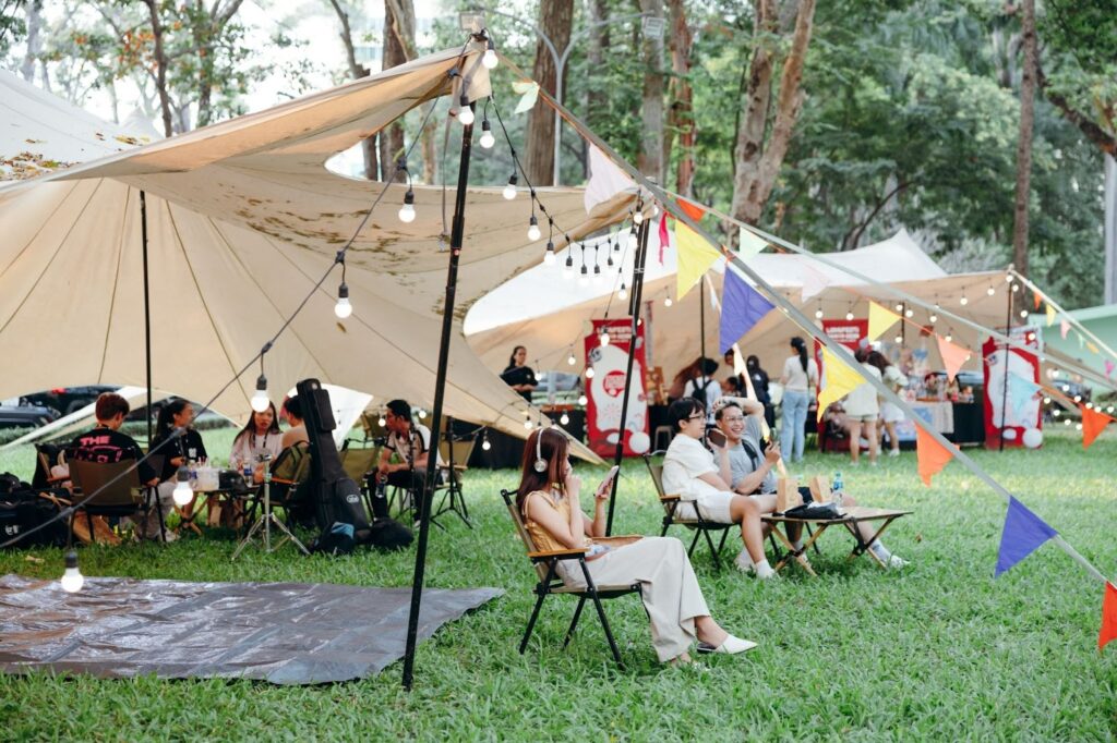 Các bạn trẻ tận hưởng khoảnh khắc sum vầy bên gia đình, bạn bè