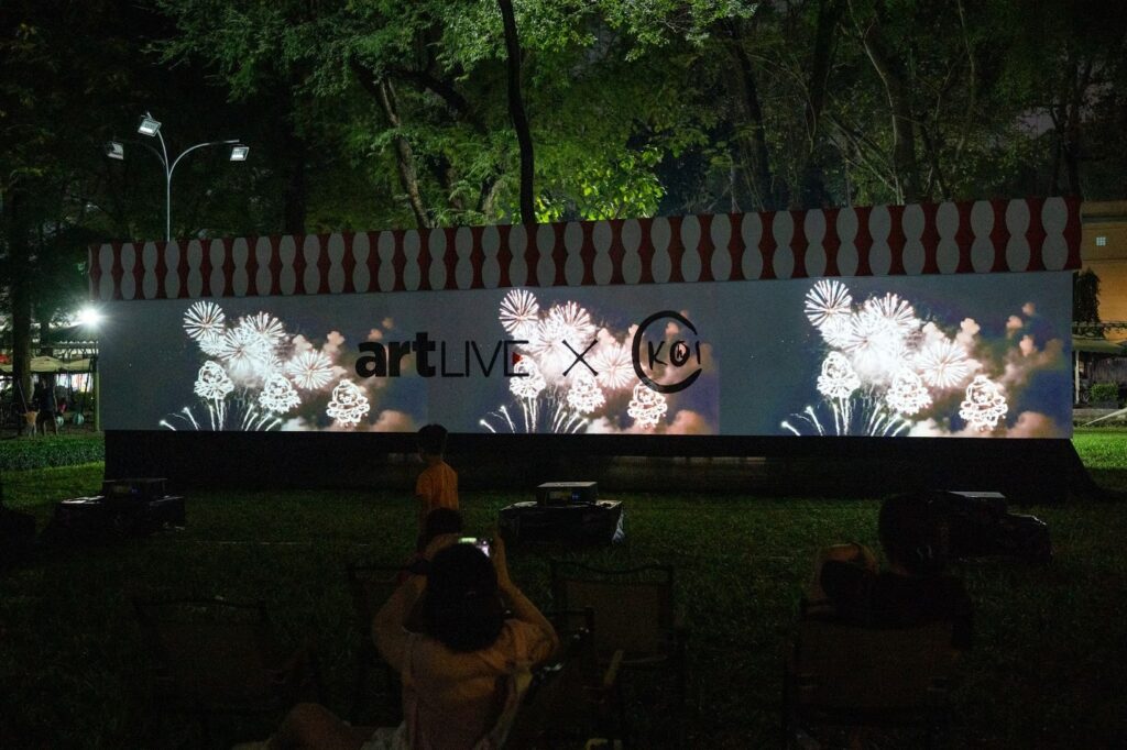 Các bạn trẻ tận hưởng khoảnh khắc sum vầy bên gia đình, bạn bè