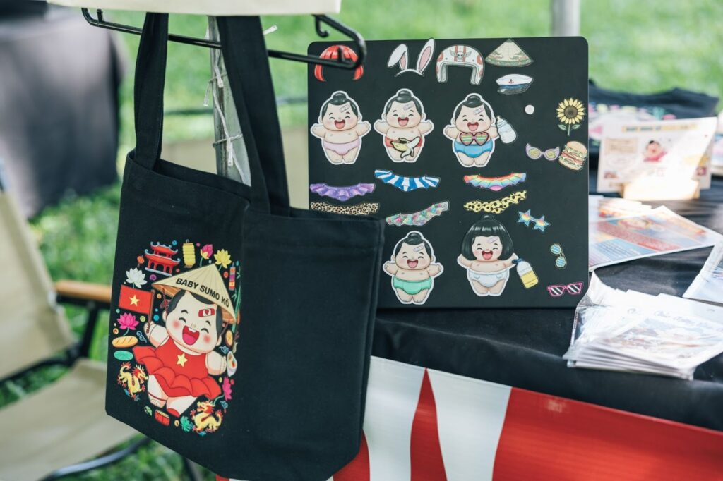 Gian hàng art toy với 99 em bé Baby Sumo Kō phiên bản giới hạn của Koichi