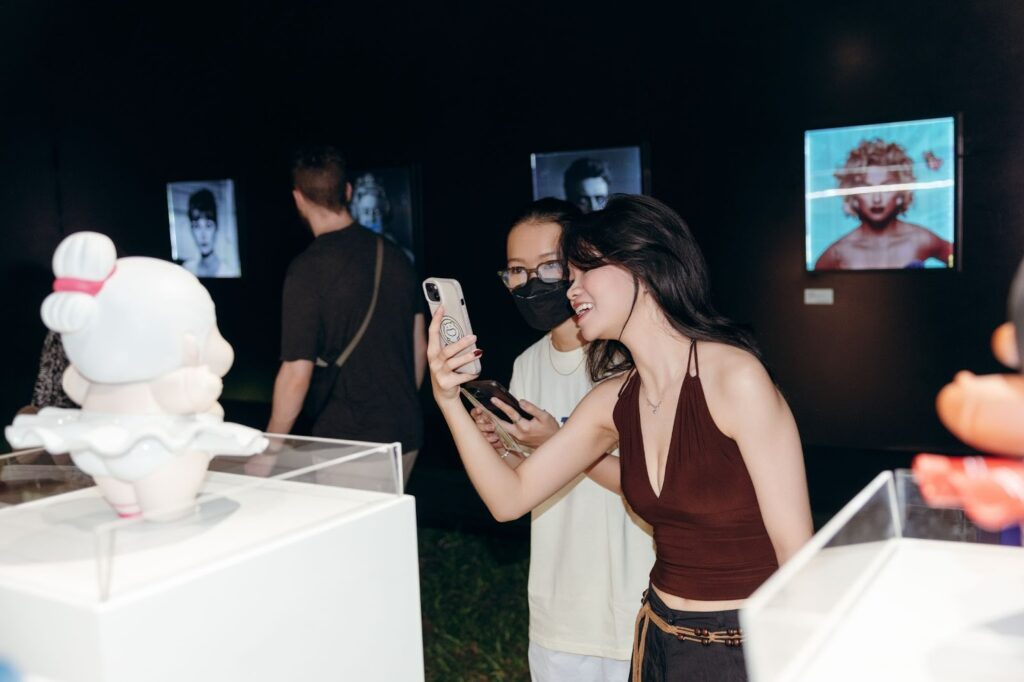  Hộp quà khổng lồ thu hút đông đảo bạn trẻ, gia đình và các em nhỏ