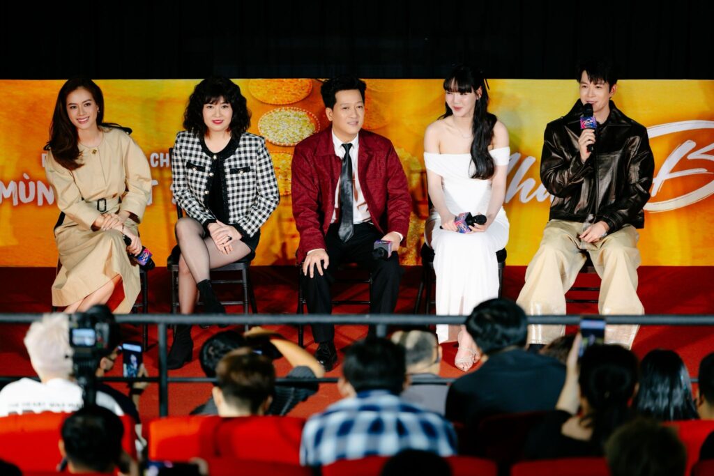 Trường Giang: 'Tôi đề cao tiêu chí hợp vai' 8 Trong buổi showcase cũng tiết lộ người phụ nữ bí ẩn trong trailer trước đó là của Siêu mẫu Như Vân