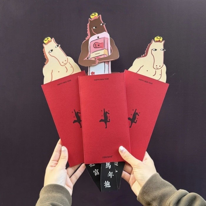 “Năm Ngựa ôm của cải" - Hình ảnh linh vật đầy hiện đại, biến món quà mừng tuổi thành một trải nghiệm mở quà vui nhộn. 