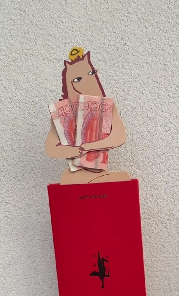 “Năm Ngựa ôm của cải" - Hình ảnh linh vật đầy hiện đại, biến món quà mừng tuổi thành một trải nghiệm mở quà vui nhộn.