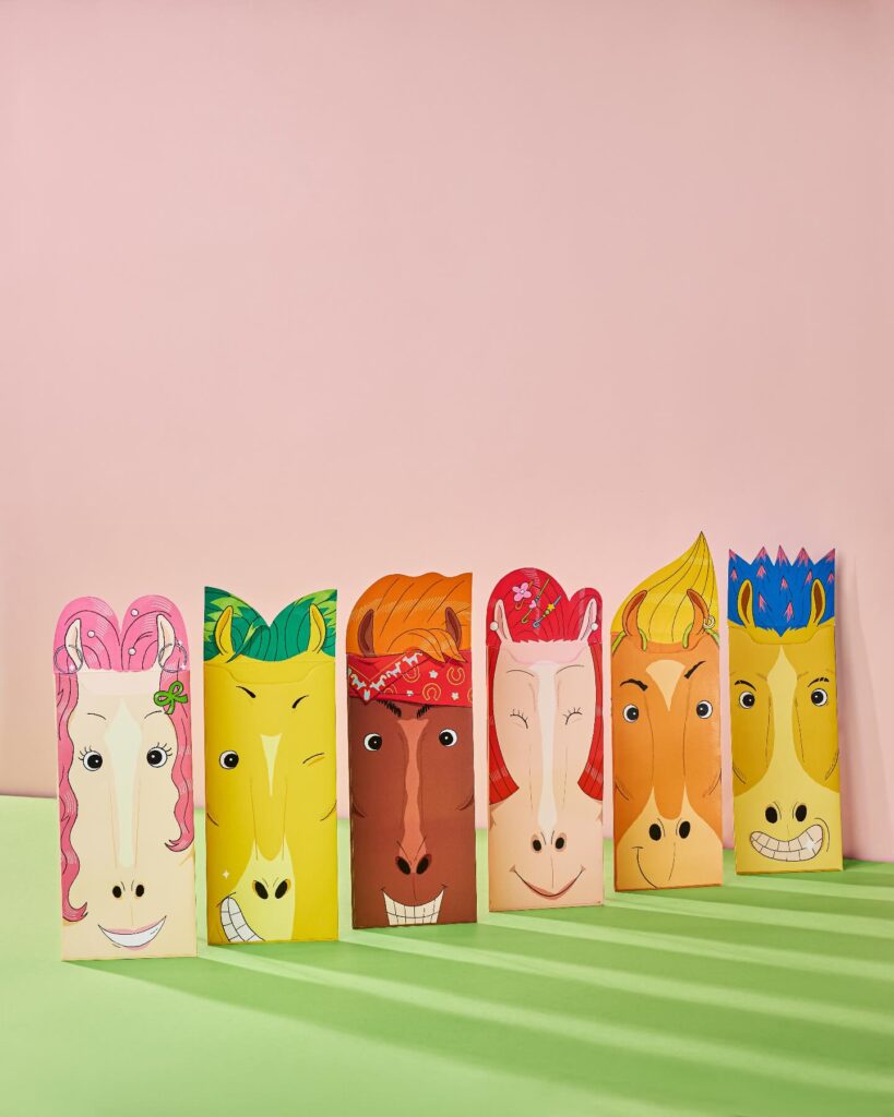 “Ngựa lên” - Những chú ngựa đa sắc thái, mang đến năng lượng trẻ trung cho ngày Tết. 