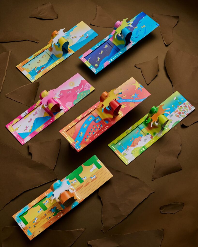 “Có hí thì nên” - Hình tượng con ngựa được kể bằng màu sắc rực rỡ và nhịp chuyển động liên tục, như một lát cắt vui tươi của tinh thần năm mới. 