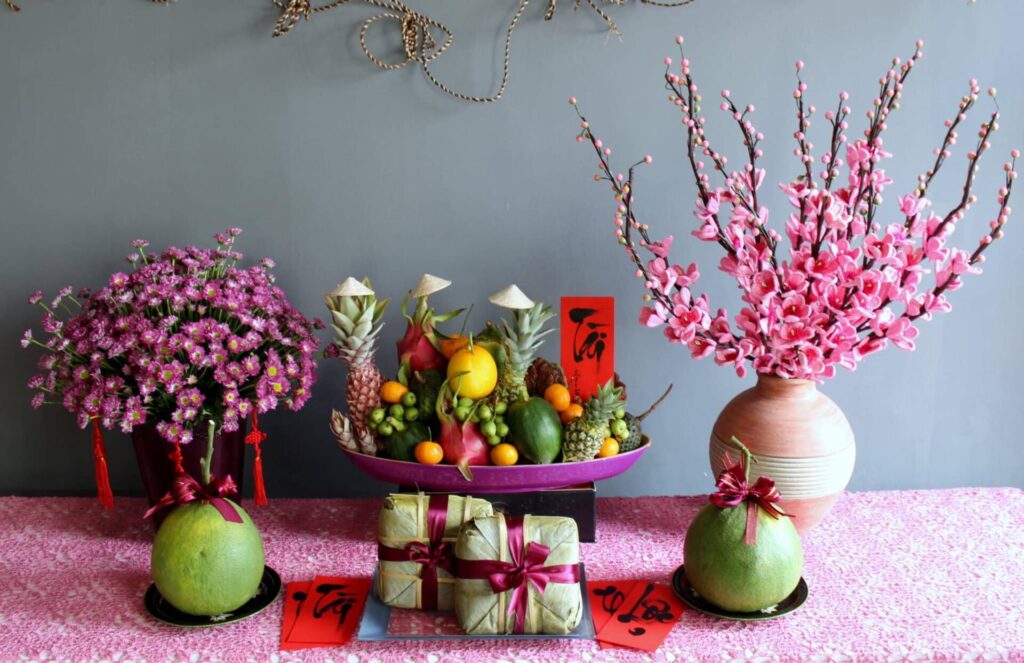 nhiều gia chủ hiện đại ưu tiên sự phá cách trong việc chọn lựa màu sắc và tạo hình mâm ngũ quả.