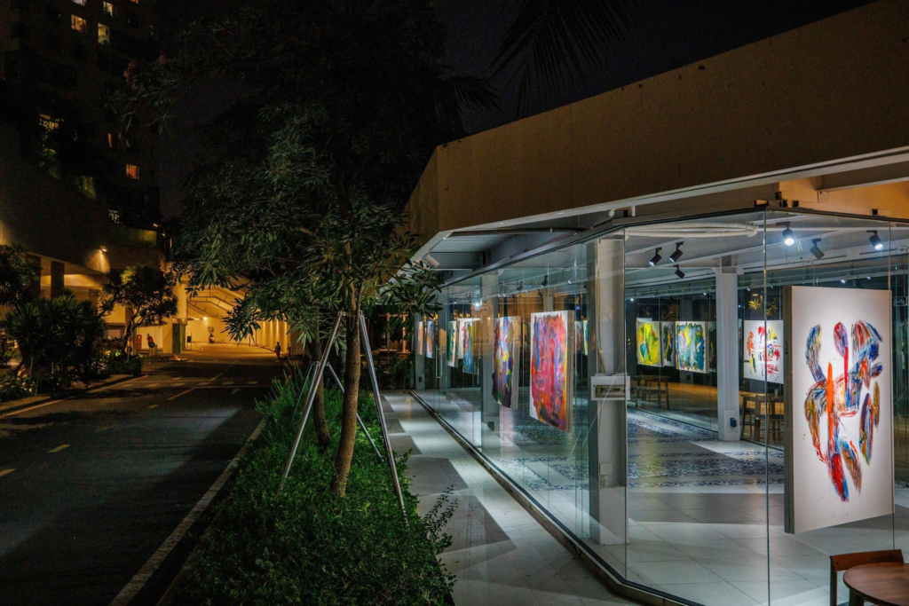 Khung cảnh bên ngoài trưng bày tranh của triển lãm “Bảy Tám Năm”
