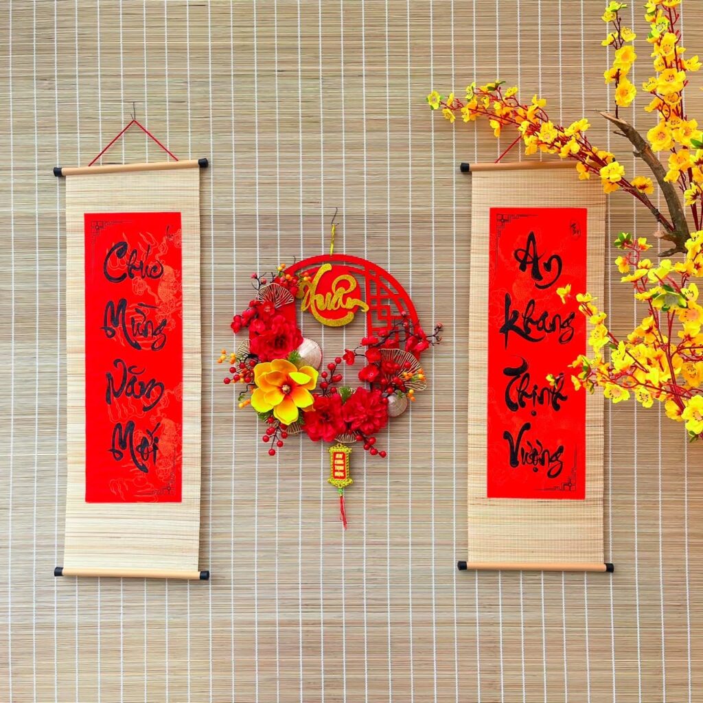 Ngoài mục đích trang trí, câu đối còn tượng trưng cho mong ước về một năm mới của gia chủ bình an, an khang và phát tài. Ảnh: decorluxury.vn