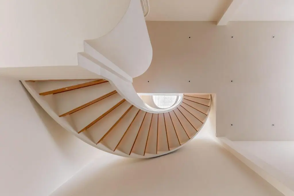 Thiết kế cầu thang uốn lượn, dẫn dắt thị giác. 