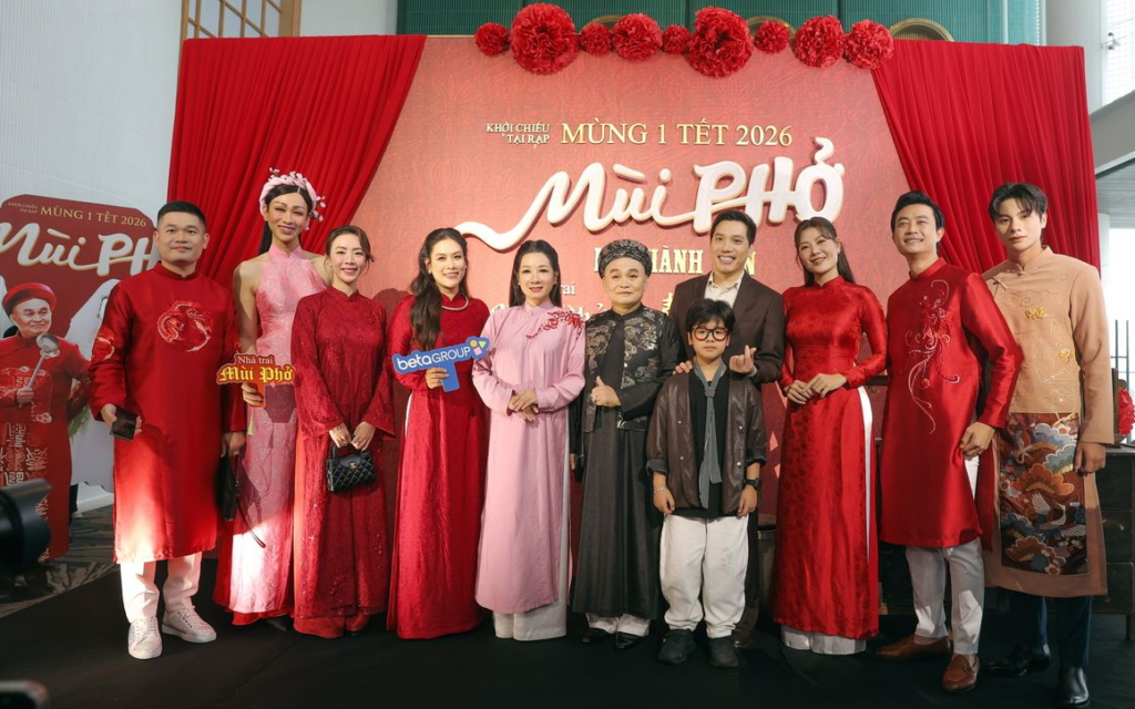 Đoàn phim Mùi Phở rạng rỡ trong buổi công bố dự án. Ảnh: VTV ONLINE