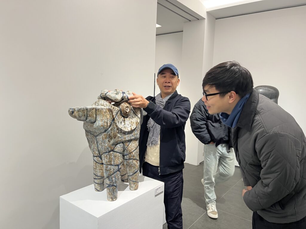 Phồn 4 và hành trình bảy năm của gốm đương đại 10 Nhà điêu khắc Lê Lạng Lương giao lưu cùng người xem triển lãm.