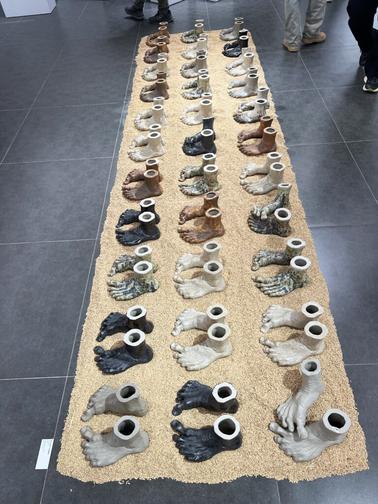 Phồn 4 và hành trình bảy năm của gốm đương đại 12 Tác phẩm sắp đặt gốm, thóc - Dilemma của họa sĩ Vũ Huy Thông.