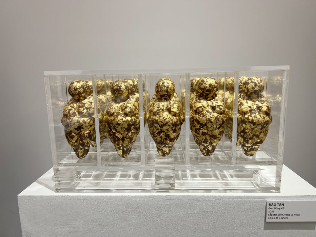 Phồn 4 và hành trình bảy năm của gốm đương đại 11 Tác phẩm Đơn hàng #5 của nhà điêu khắc Đào Tân.