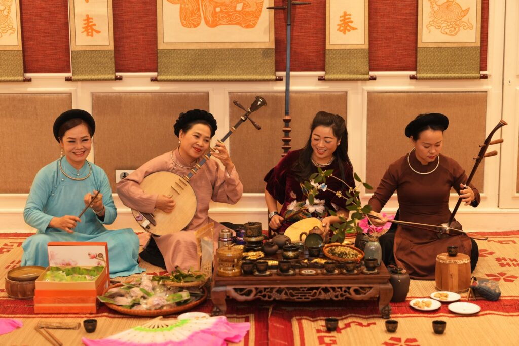 Du khách có thể thưởng thức những bài ca trù trữ tình trứ danh tại đây 