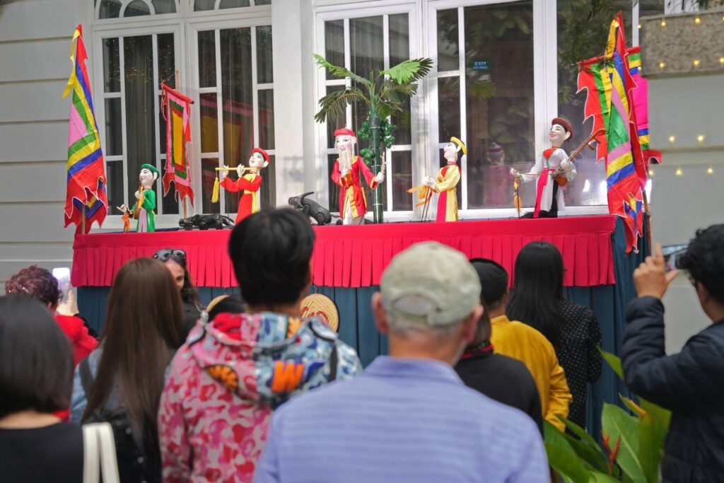 Hoạt động múa rối nước thú vị khiến các du khách không thể rời mắt 