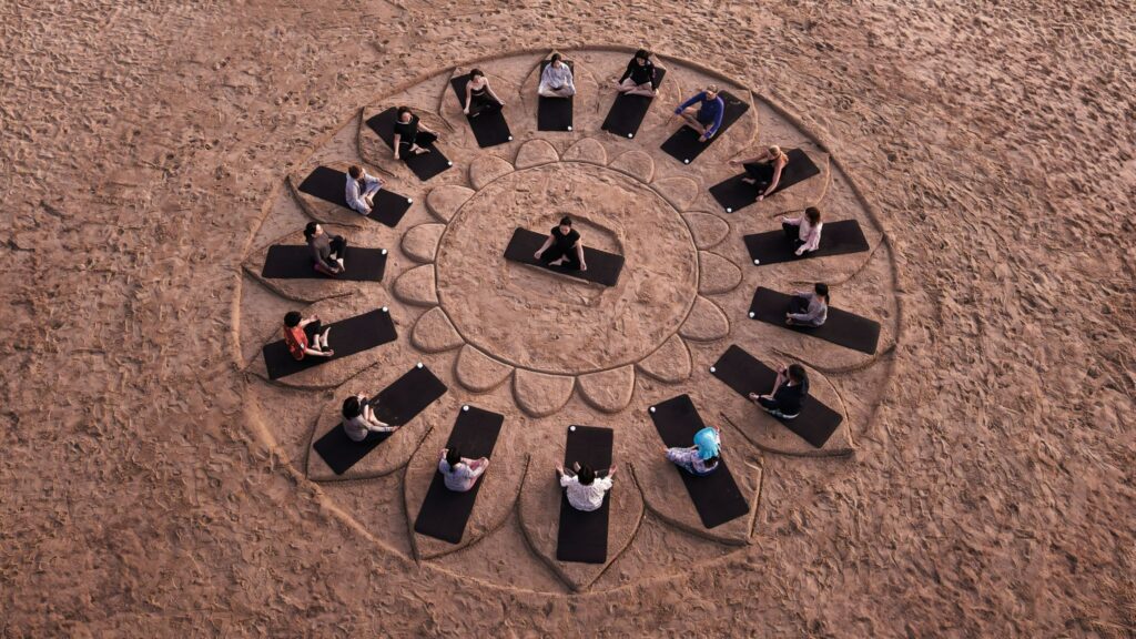 Yoga đón bình minh bên bờ biển, bạn có muốn thử?