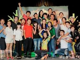 Trường Giang cùng dàn nghệ sĩ khi còn hoạt động tại sân khấu Nụ cười mới