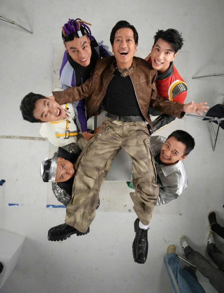 Trường Giang góp mặt trong dàn cast chính của show 2 ngày 1 đêm. 