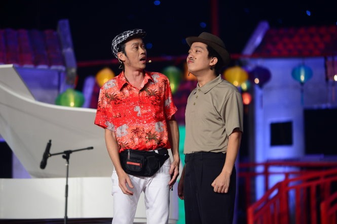 Trường Giang diễn cùng Hoài Linh trong một tiết mục.