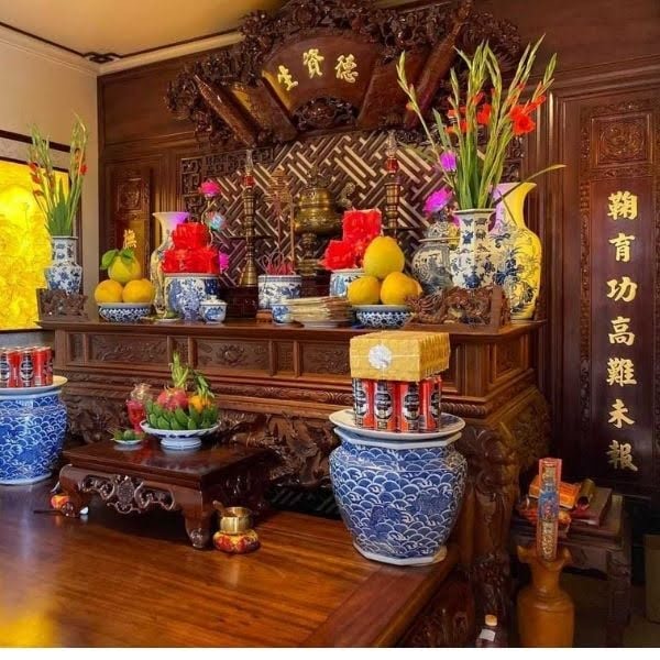Làm mới bàn thờ gia tiên là điều cần thiết để gìn giữ sự trang nghiêm, tôn kính và thu hút vượng khí. Ảnh: Đinh Huế
