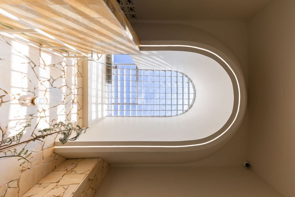 Thiết kế giếng trời vô cùng mới lạ, độc đáo. 
