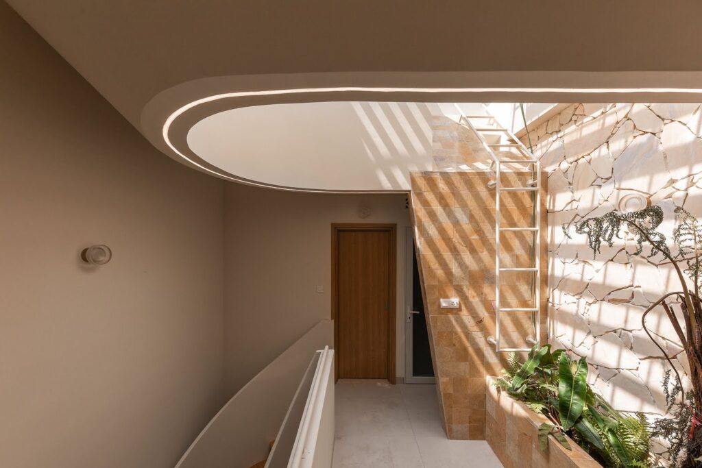 Thiết kế giếng trời vô cùng mới lạ, độc đáo. 
