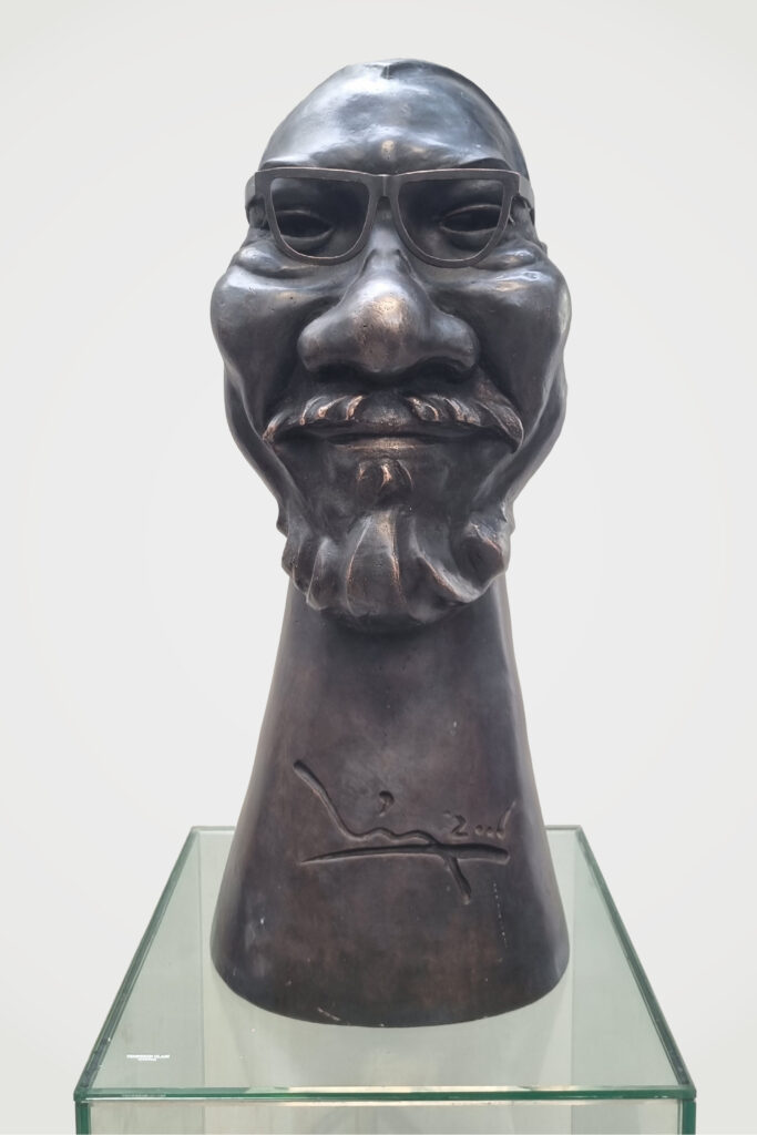 Nhà điêu khắc 
Trần Việt Hưng tự khắc họa chân dung mình qua tượng