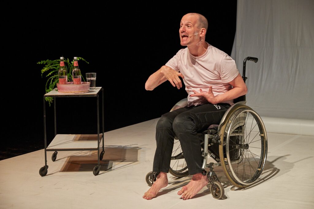 Michael Turinsky - Biên đạo múa, nghệ sĩ trình diễn và nhà lý luận người Áo. 