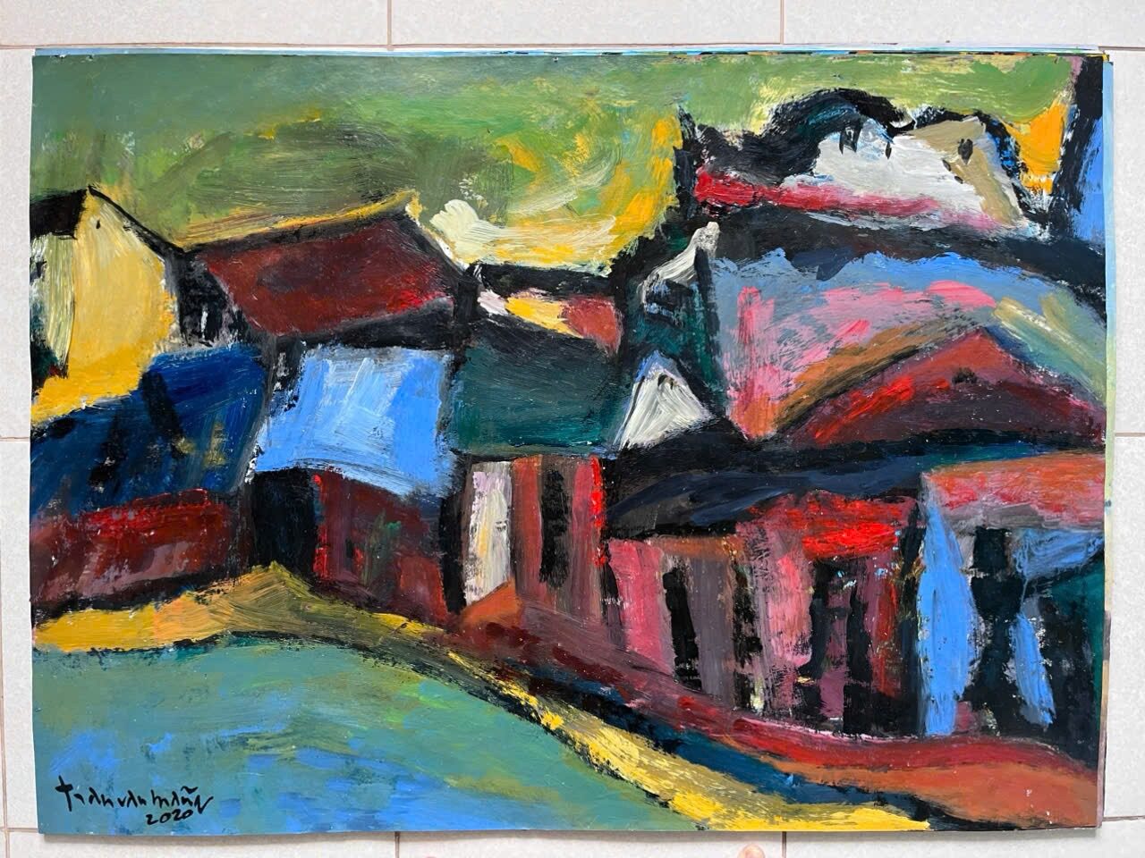 Lối xử lý bề mặt mạnh mẽ – đắp, gạt, chồng lớp, cào xước – tạo nên dấu ấn cho hơn 60 tác phẩm.