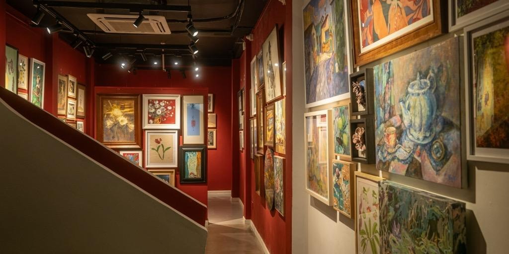 Không gian trưng bày mãn nhãn của mùa 2 với nhiều tác phẩm điêu khắc và hội họa đa chất liệu