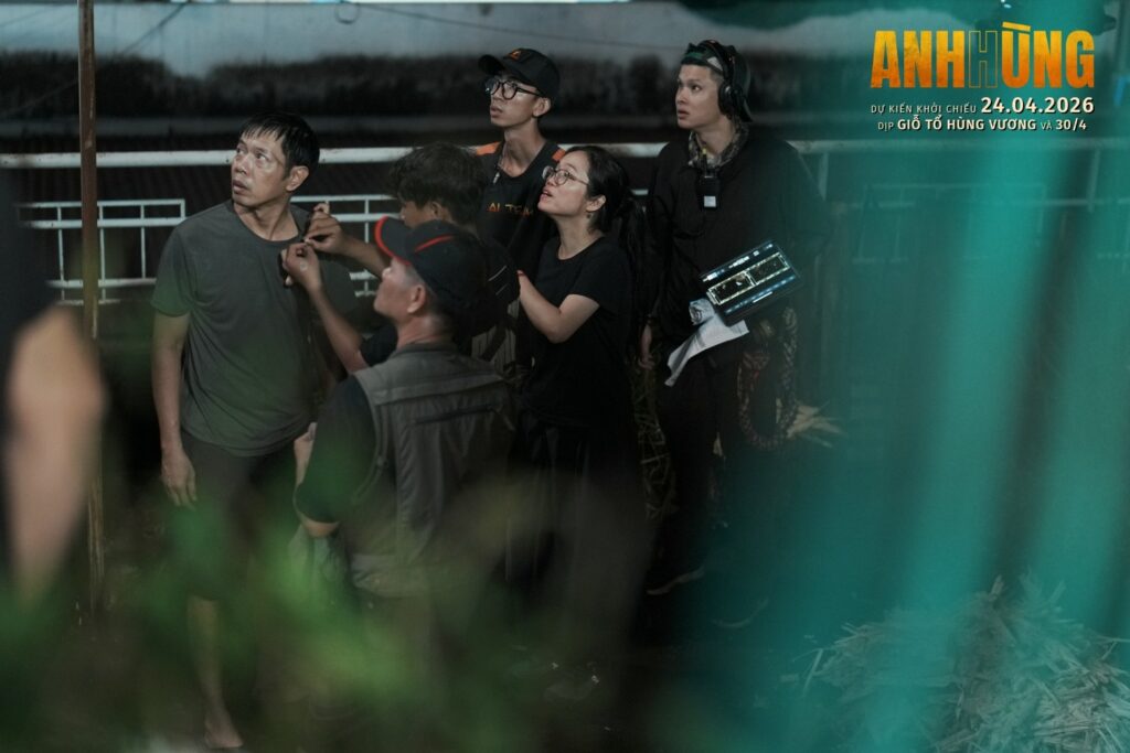 Các anh hùng trong đoàn phim đang miệt mài cống hiến cho công việc