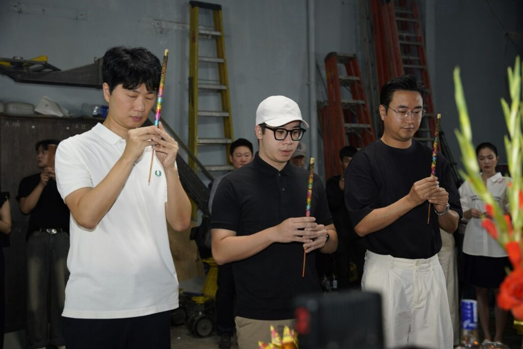 Đạo diễn và nhà sản xuất trong ngày khai máy của bộ phim