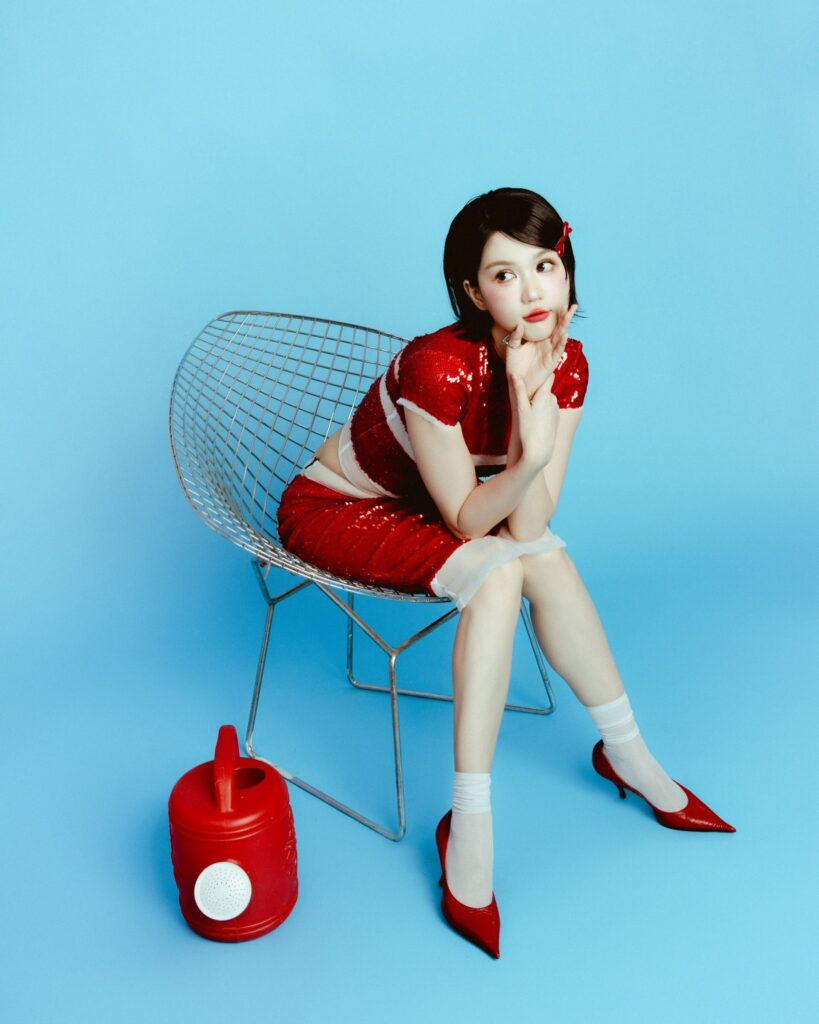 Vẻ đẹp của 'nữ hoàng nội y' làm nổi bật sự mong manh khi đối diện với yếu tố kinh dị