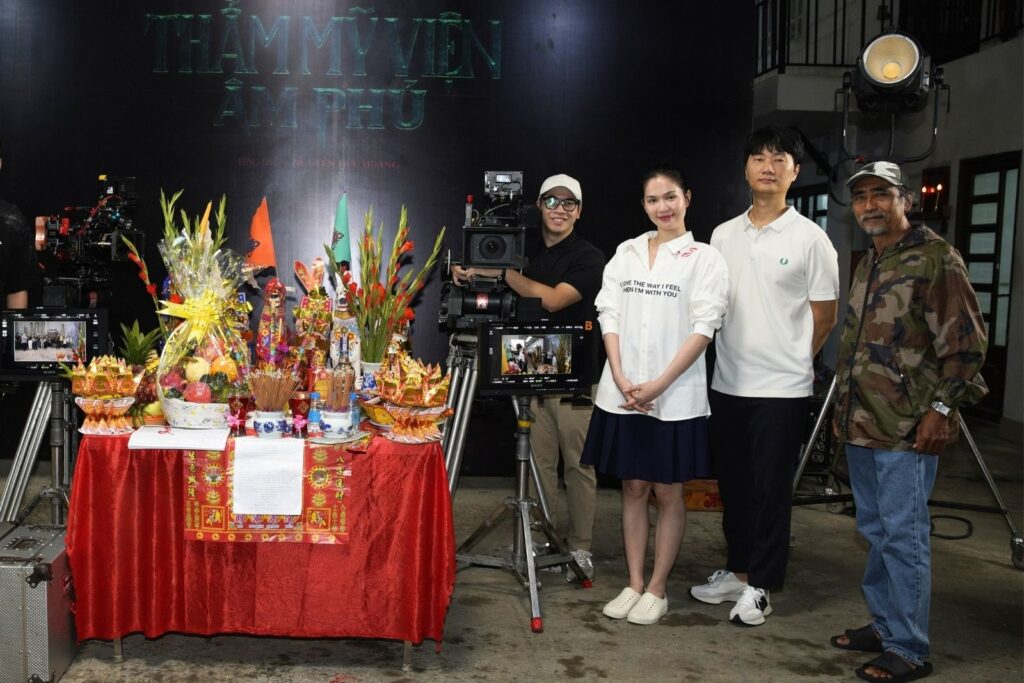 Ngọc Trinh với phong cách giản dị trong buổi khai máy “Thẩm mỹ viện âm phủ” 