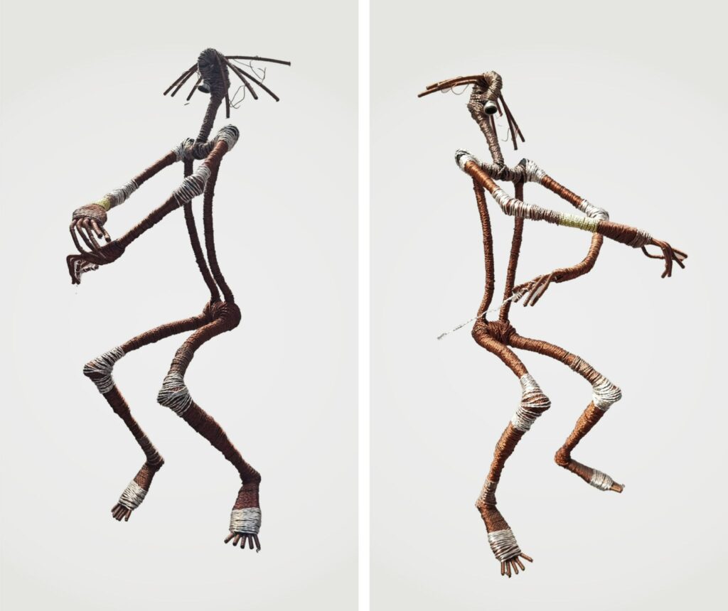 Các tác phẩm như một thân tượng mảnh đặt trên trụ đỡ nhỏ