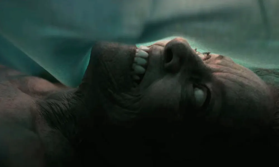 Không gian phim dần thu hẹp, tạo cảm giác ngột ngạt và bí bách