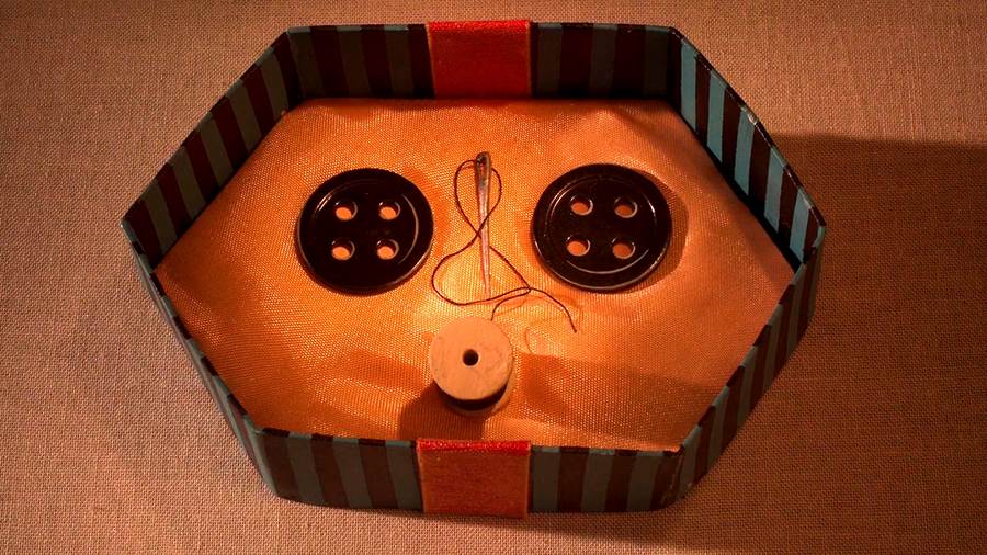 Cúc áo là hình ảnh đại diện cho sự sáng tạo cũng như tính biểu tượng của Coraline