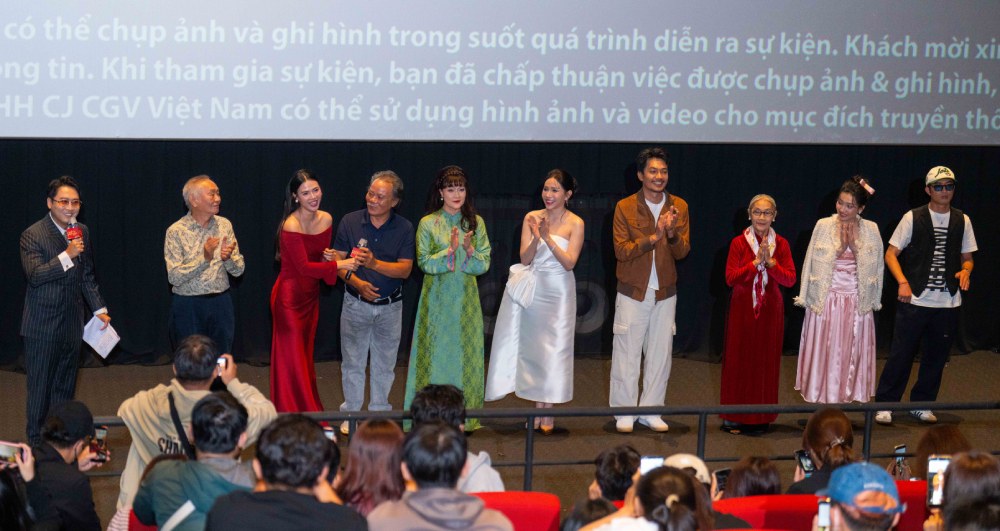 Đoàn phim giao lưu báo chí trong buổi priemiere Quỷ nhập tràng 2
