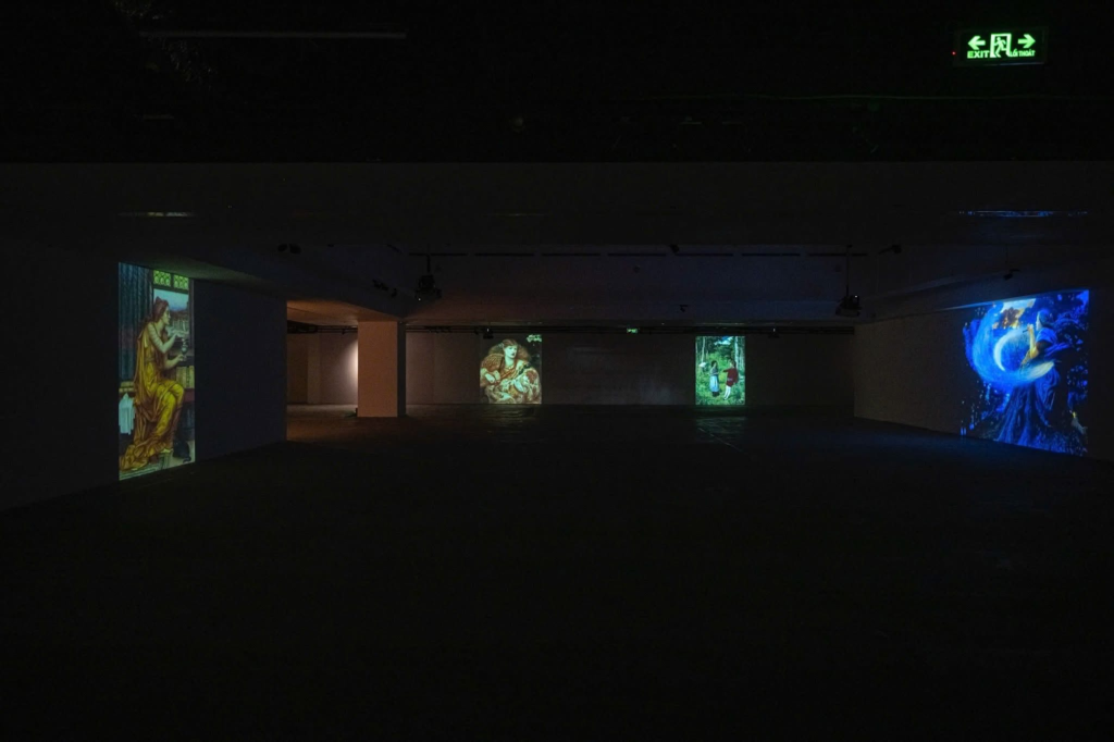 Các tác phẩm hiện lên rực rỡ, sống động qua phương thức trình chiếu kỹ thuật số hiện đại. 