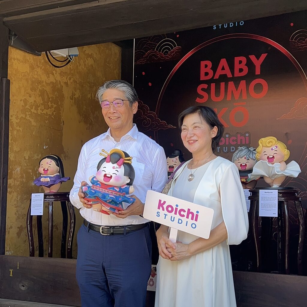 Baby Sumo Kō cùng phiên bản Geisha Kō chụp hình lưu niệm bên ông Takero Mori - Tổng Lãnh sự Nhật Bản và phu nhân