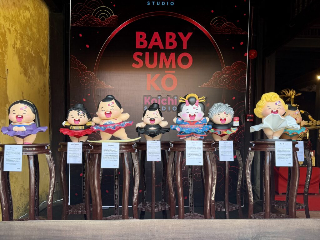 Không gian trưng bày Baby Sumo Kō với các phiên bản art toy tại khu vực phía trước Nhà trưng bày Văn hóa Nhật Bản.